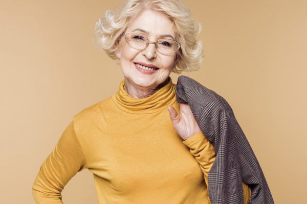 Ироничный стилист объясняет, почему пожилые дамы часто одеваются лучше молодых