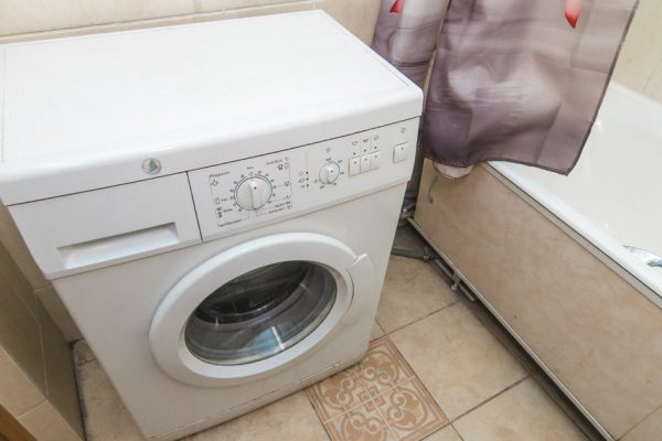 Грозный сантехник вынес стиральную машинку из ванной комнаты, ей тут не место