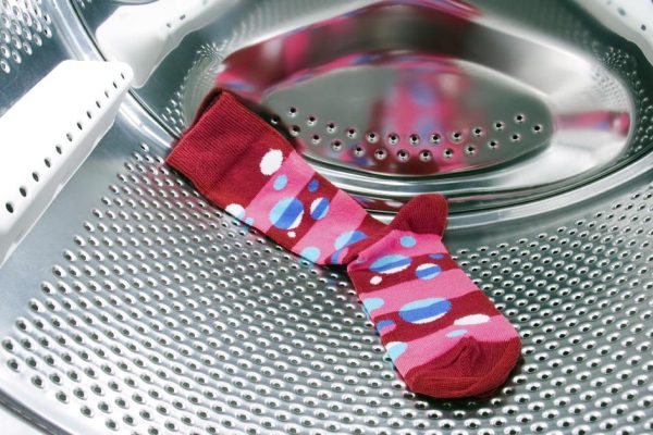 Положила в стиралку носки, непарных не было, а после стирки не досчиталась двух, ума не приложу, куда они делись