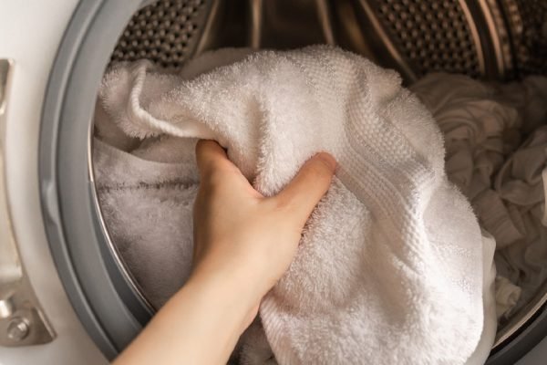 Неопытные хозяйки совершают одну ошибку при стирке, из-за которой полотенца источают неприятный запах