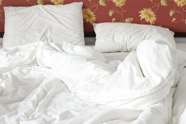 Почему нужно стирать постельное белье дважды в неделю