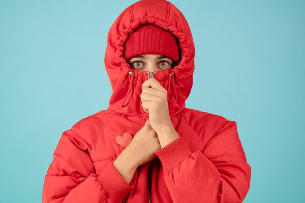 Сотрудник химчистки признался, как убирает тяжелый и кислый запах с верхней одежды без стирки