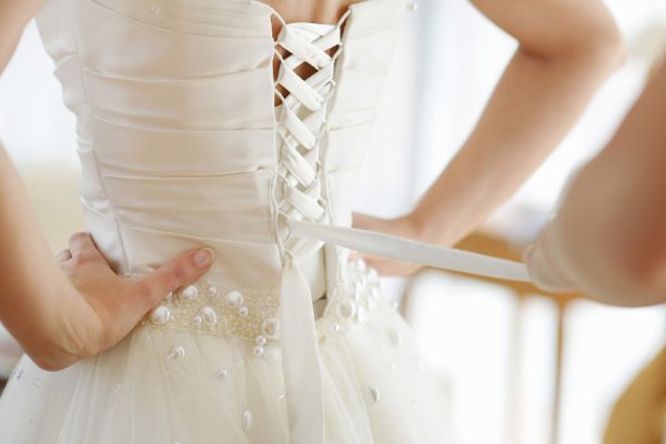 Сестра собралась делать роскошную свадьбу, хотя в кармане ни гроша, она считает, что за всё должен заплатить я