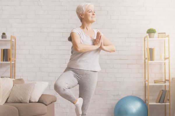 Восстанавливаю нарушенную координацию под присмотром китайского друга, стоя на одной ноге с закрытыми глазами