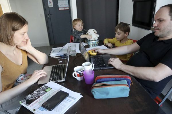 Девушка со стойкой трудоспособностью делится, как не потерять работу, если трудишься дома