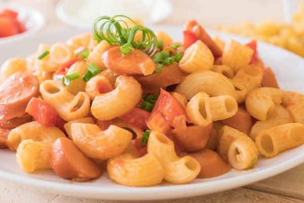 История о женщине, которая угощает своих внуков несвежей колбасой, приберегая деликатесы для чужих людей