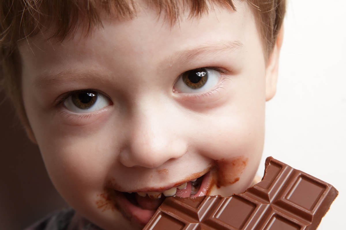 ребенок ест шоколадку