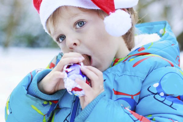 Сосед зашел с сыном в магазин, а я по доброте душевной предложила малышу шоколадку, отец ребенка в ответ только разозлился