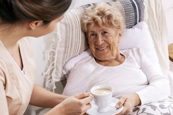 Настя долгое время помогала одинокой старушке, и та решила ее отблагодарить, но с одним условием