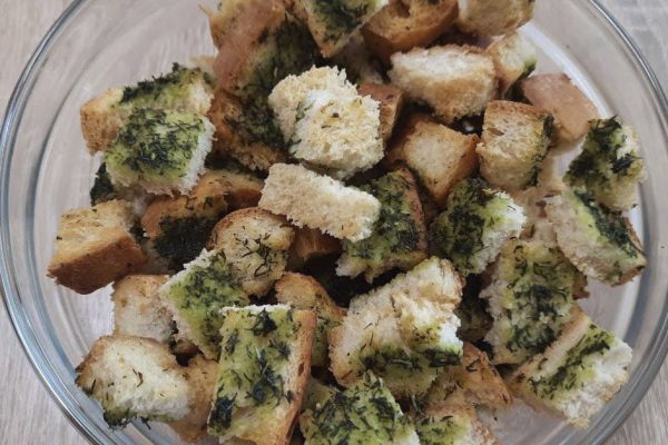 Домашние сухарики с зеленью, что хрустят как магазинные