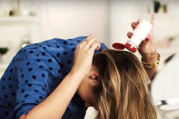 Она насыпала немного этой смеси на волосы… Спустя пару минут я не поверил своим глазам!