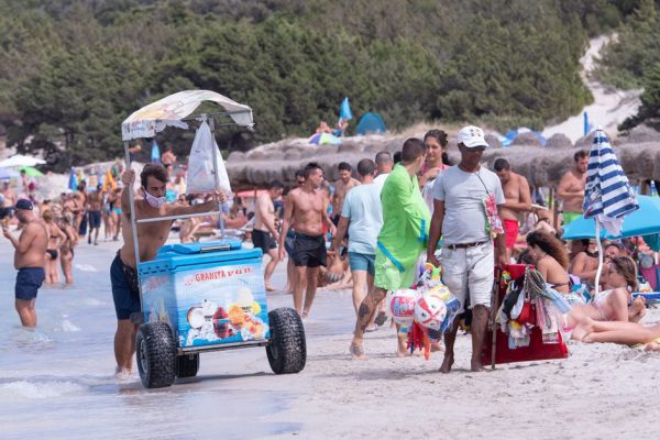 Как в Италии прячут ценные вещи от воришек на пляжах