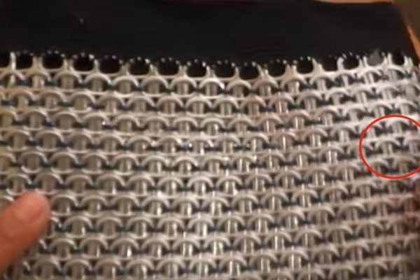 Берлинская модница делает сумочки своими руками. Ты обалдеешь, когда узнаешь, из чего связана эта!