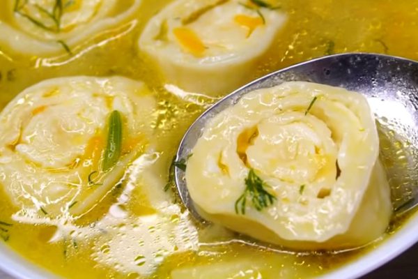 Рецепт куриного супа с сырными рулетами