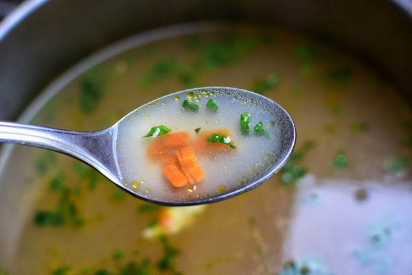 Брат доказывал мне, что суп едят лишь бедняки, кто ж знал, что именно куриный бульон сможет наладить наши отношения