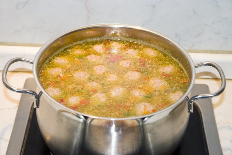 Какой суп готовить в большой кастрюле фрикадельками, морковь, клецки, высыпь, картофель, смешай, клецками, смесь, приготовить, зажарку, может, фрикадельки, кастрюлю, минут, хочется, Можно, мукой, добавить, Никому, чеснок