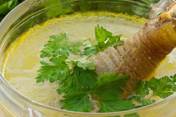 Шеф-повар расставил все точки над «i»: надо ли добавлять зелень в куриный бульон