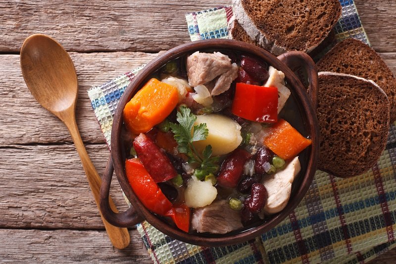 суп в глиняном горшке