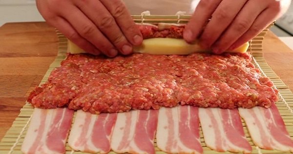 Он завернул говядину и сыр в бекон. Результат — невероятно аппетитный!