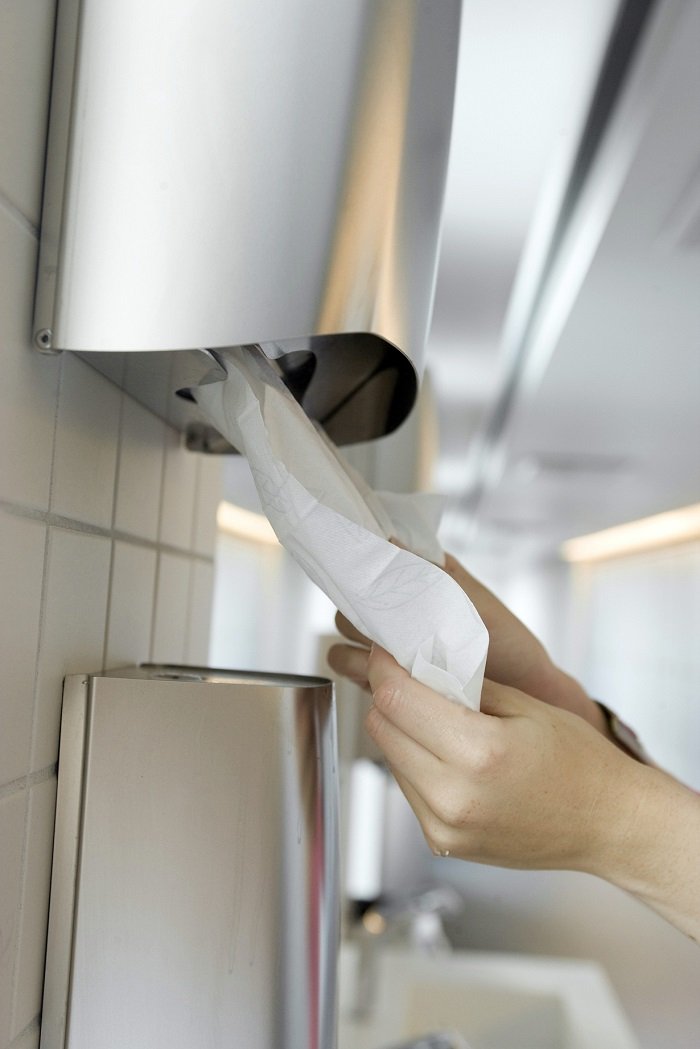 сушилка в общественном туалете