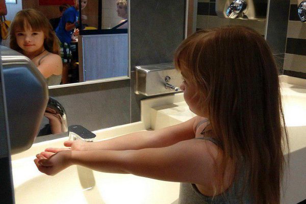 Вот почему сушить руки в туалете строго запрещено! Вместо этого…