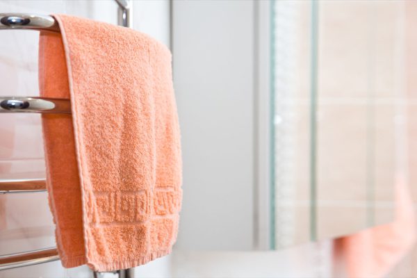 Прозорливая хозяйка призывает никогда больше не развешивать мокрые вещи на сушилки и радиаторы в квартире