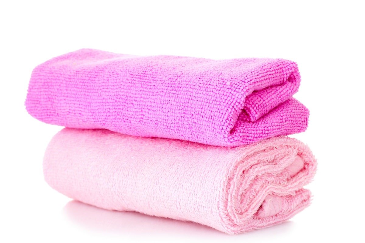 Как писать полотенце. Стопка полотенец. Сушка для полотенец. Полотенце в воздухе. Стопка полотенец фиолетовый цвет.