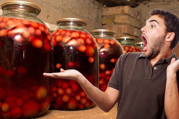 Показываю другу из Австрии Даниелю домашнюю консервацию и смотрю, как он меняется в лице