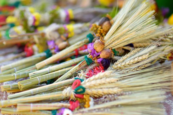 Что делать с освященными на Спаса цветами