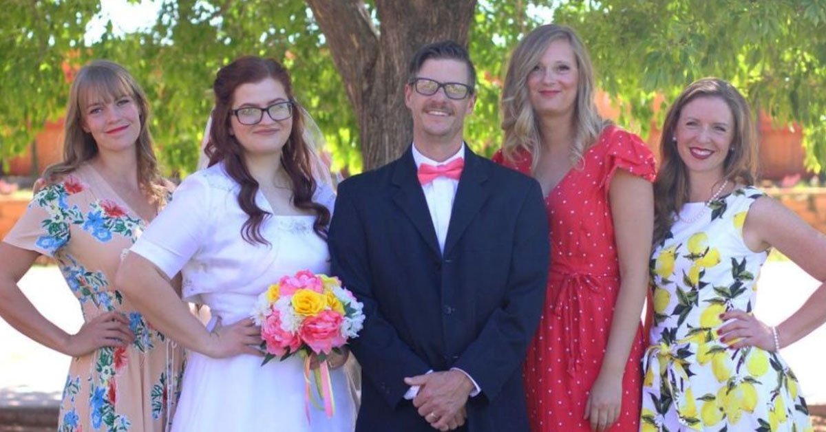 В США мужчина женился сразу на четырех женщинах, вот как они уживаются все вместе