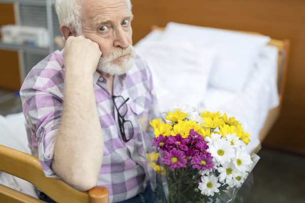 Память всё чаще стала подводить дедулю, но в день их с бабушкой годовщины он попросил отвезти его в магазин