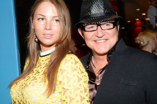 Свободная любовь Дмитрия Диброва и его молоденькой жены, легко отпускает ее веселиться