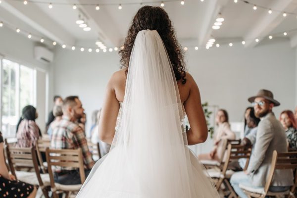 Мужчина в самый последний момент решил не оплачивать свадьбу дочери, не взирая на ее истерику и душераздирающие крики