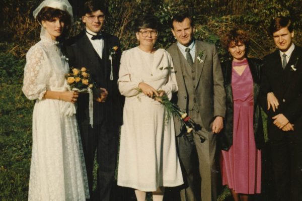 Что заставляет молодежь сослать подальше свадебные традиции предков