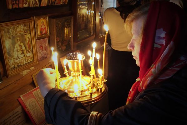 Старушка в церкви подошла к девушке и попросила зажечь свечу, на следующее утро всё началось