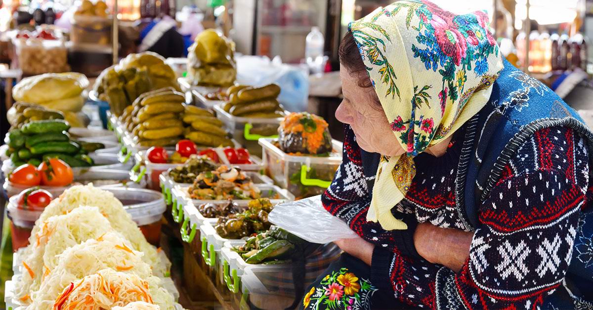 Бабушка Антонина готовит на продажу свеклу по-корейски, кто купит один раз, станет приходить за ней каждый день