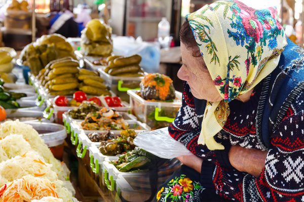 Бабушка Антонина готовит на продажу свеклу по-корейски, кто купит один раз, станет приходить за ней каждый день
