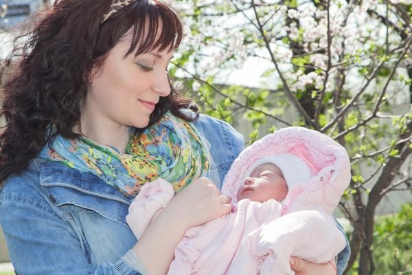 Свекровь ждала меня на пороге роддома, я не успела ничего сообразить, как она уже потянулась к свертку с малышом