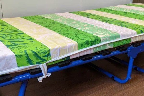 Свекровь приехала и зачем-то разложила на кухне свою раскладушку