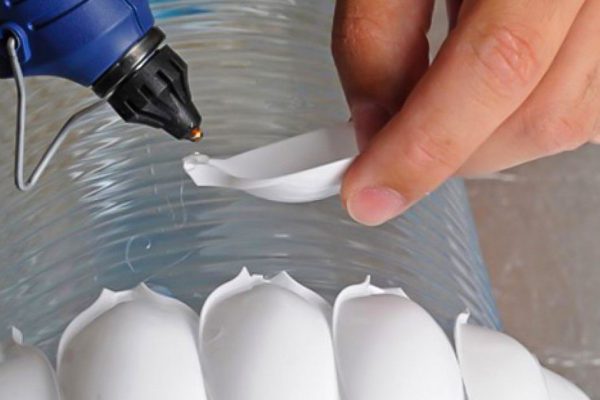 Чтобы сделать эту вещь, ему пришлось приклеить пластиковые ложки к бутылке. Жена была в восторге!