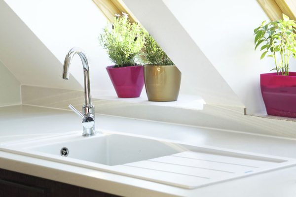 Почему выгодно делать белый пол на кухне и устанавливать белую раковину