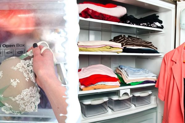 Заглянула к соседке в морозилку и нашла пакет с одеждой, нет границ удивлению