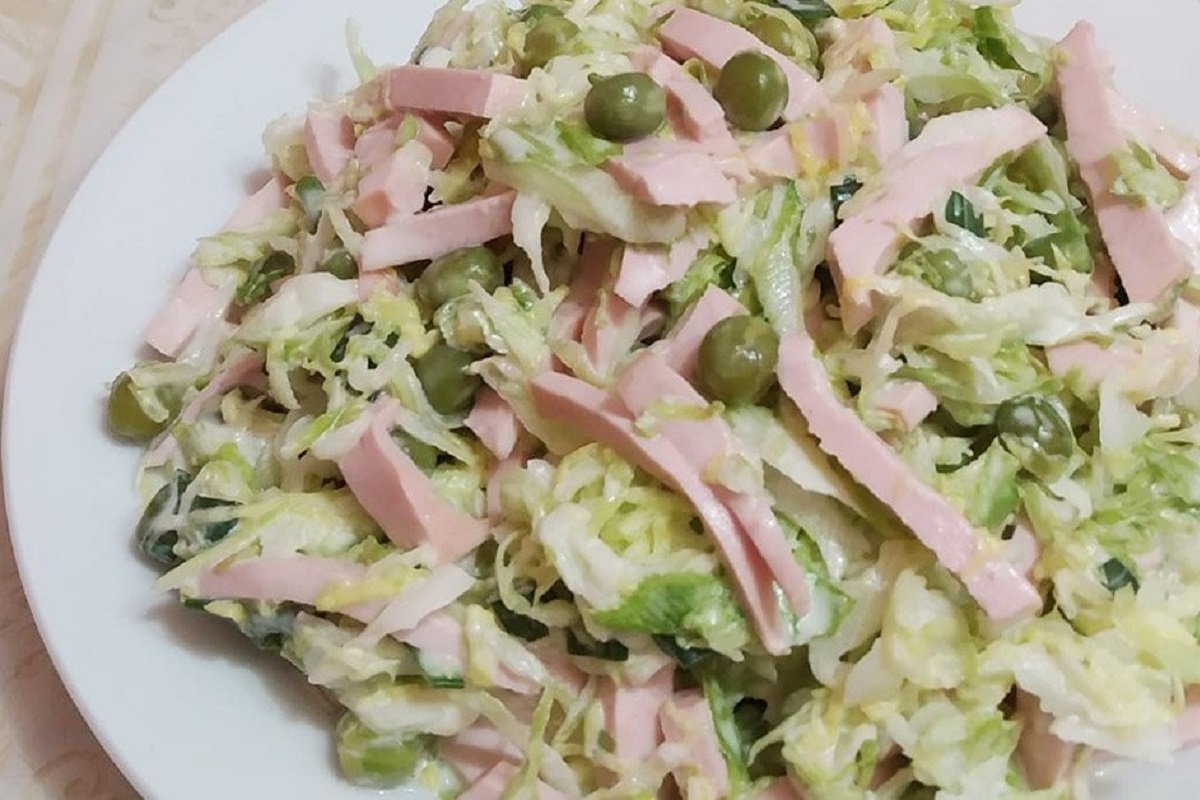 свежий салат с колбасой рецепт
