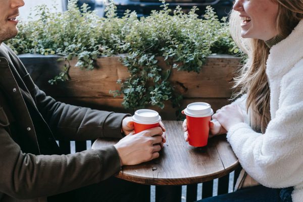 Миллионер прикинулся простаком и не рассказывал девушке о своих доходах на свидании