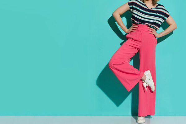 Стильные комбинации со свободными брюками