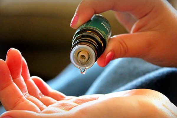 Она регулярно смазывала маслом больное место, результаты превзошли все ожидания!