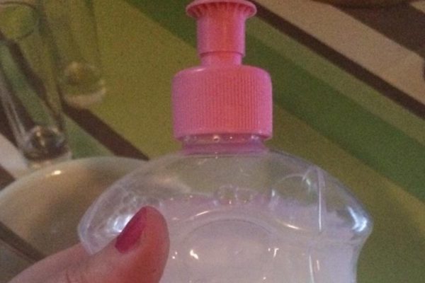 Он смешал «Кока-колу», Fairy и ополаскиватель для полости рта, вылил это на газон… О чудо!