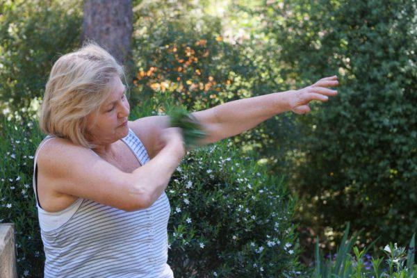 Примитивное средство избавило от мигрени и боли в животе. Главное — способ его применения поражает!