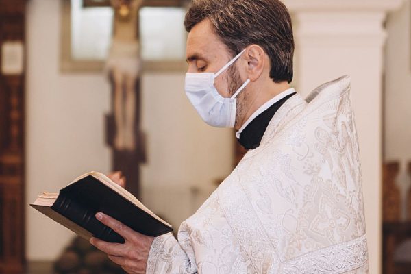 Священник устал имитировать исповедь, его пламенная речь взбудоражила прихожан