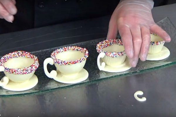 Что получится, если наполнить шоколадом формочки и перевернуть: кондитерские фокусы.